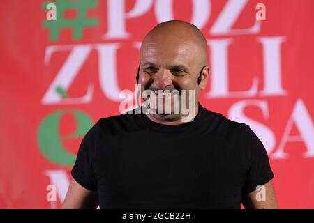 Pozzuoli, Italien. August 2021. Peppe Iodice, Komiker und Schauspieler während der Kermesse in Pozzuoli mit dem Titel „POZZUOLI E'CASAMIA“. (Foto: Salvatore Esposito/Pacific Press) Quelle: Pacific Press Media Production Corp./Alamy Live News Stockfoto