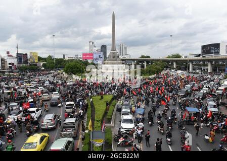 Bangkok, Thailand. August 2021. Thailand: Am 7. August 2021 versammelten sich regierungsgegnerische Demonstranten am Victory Monument in Bangkok. (Foto von Teera Noisakran/Pacific Press) Quelle: Pacific Press Media Production Corp./Alamy Live News Stockfoto