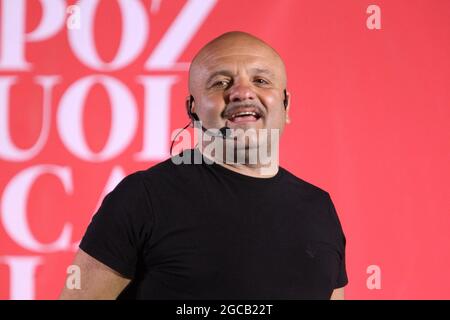 Pozzuoli, Italien. August 2021. Peppe Iodice, Komiker und Schauspieler während der Kermesse in Pozzuoli mit dem Titel „POZZUOLI E'CASAMIA“. (Foto: Salvatore Esposito/Pacific Press) Quelle: Pacific Press Media Production Corp./Alamy Live News Stockfoto