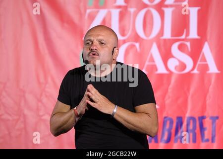 Pozzuoli, Italien. August 2021. Peppe Iodice, Komiker und Schauspieler während der Kermesse in Pozzuoli mit dem Titel „POZZUOLI E'CASAMIA“. (Foto: Salvatore Esposito/Pacific Press) Quelle: Pacific Press Media Production Corp./Alamy Live News Stockfoto