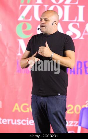 Pozzuoli, Italien. August 2021. Peppe Iodice, Komiker und Schauspieler während der Kermesse in Pozzuoli mit dem Titel „POZZUOLI E'CASAMIA“. (Foto: Salvatore Esposito/Pacific Press) Quelle: Pacific Press Media Production Corp./Alamy Live News Stockfoto