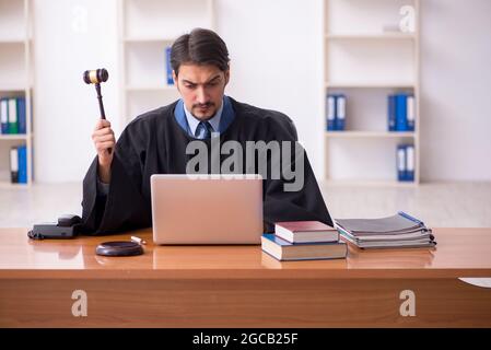 Junger Richter, der im Gerichtssaal arbeitet Stockfoto