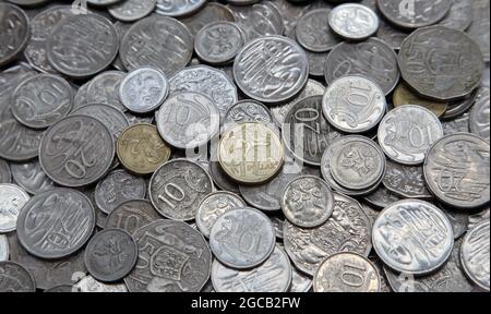 Verschiedene australische Münzen in einem Stapel. Konzentrieren Sie sich auf die zentrale goldfarbene 1-Dollar-Münze Stockfoto