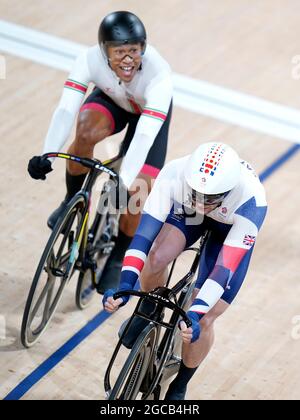 Der Großbritanniens Jason Kenny (rechts) gewinnt die Männer-Keiran-Semif-Finals während der VERANSTALTUNG im Izu Velodrome am 16. Tag der Olympischen Spiele 2020 in Tokio in Japan. Bilddatum: Sonntag, 8. August 2021. Stockfoto