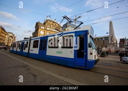 Straßenbahn, die in Amsterdam, Niederlande, vorbeifährt. Stockfoto