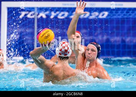TOKIO, JAPAN - 8. AUGUST: Maro Jokovic aus Kroatien, Hannes Daube aus den Vereinigten Staaten während des Olympischen Wasserball-Turniers 2020 in Tokio (Männer-Klassifizierung 5.-6. Spiel zwischen Kroatien und den Vereinigten Staaten am 8. August 2021 im Tatsumi Waterpolo Center in Tokio, Japan) (Foto: Marcel ter Bals/Orange Picles) Stockfoto