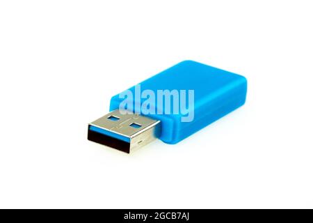 Abbildung des blauen USB-Flashlaufwerks auf weißem Hintergrund isoliert. Computerhardware. Stockfoto