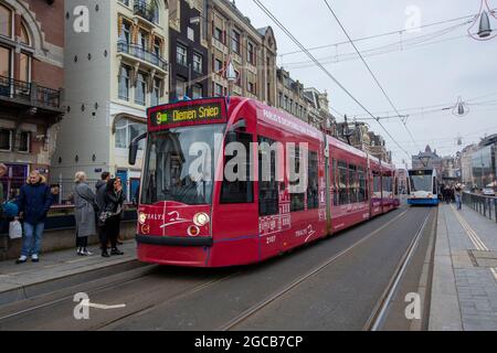 Straßenbahn, die in Amsterdam, Niederlande, vorbeifährt. Stockfoto