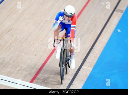Die französische Clara Copponi feiert den Gewinn des Women's Omnium Elimination Race 3/4 auf dem Izu Velodrome am 16. Tag der Olympischen Spiele 2020 in Tokio in Japan. Bilddatum: Sonntag, 8. August 2021. Stockfoto