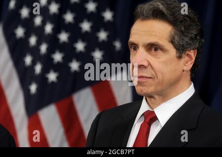 Der designierte Gouverneur Andrew Cuomo und Gouverneur David Pherson bei einer Pressekonferenz, auf der er seinen Übergangsplan im Laufe der Jahre 2010 und 2011 erläuterte. Das Büro des Gouverneurs in New York City. 9. November 2010. Quelle: Dennis Van Tine/MediaPunch Stockfoto