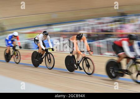 Izu, Japan. August 2021. Radfahren/Leichtathletik: Olympische Spiele, Keirin, Männer, Halbfinale auf dem Izu Velodrom. Maximilian Levy (2. Von links) aus Deutschland und Harrie Lavreysen (2. Von rechts) aus den Niederlanden im Einsatz. Quelle: Sebastian Gollnow/dpa/Alamy Live News Stockfoto