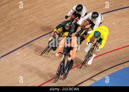 TOKIO, JAPAN - 8. AUGUST: Harrie Lavreysen aus den Niederlanden tritt während der Olympischen Spiele 2020 in Tokio am 8. August 2021 auf dem Izu Velodrome in Tokio, Japan, bei den Mannschaftsspielen in Keirin an (Foto: Yannick Verhoeven/Orange Picics) NOCNSF Stockfoto