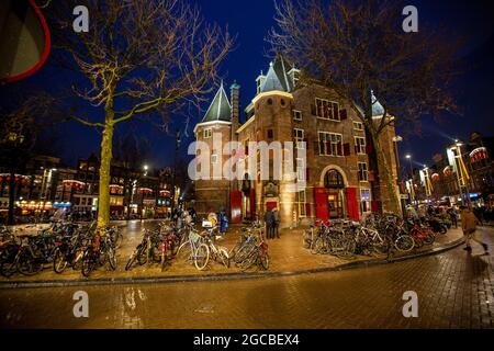 Nachtansicht von De Waag auf dem Nieuwmarkt in Amsterdam, Nordholland, Niederlande Stockfoto