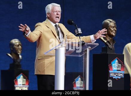 Canton, Vereinigte Staaten. August 2021. Jimmy Johnson, ein 2020-er-Jahrgang, spricht während seiner Verankerung in der Pro Football Hall of Fame im Tom Benson Hall of Fame Stadium in Canton, Ohio, am Samstag, den 7. August 2021. Foto von Aaron Josefczyk/UPI Credit: UPI/Alamy Live News Stockfoto