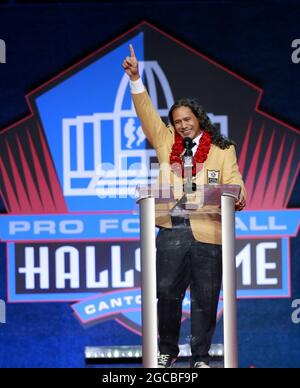 Canton, Vereinigte Staaten. August 2021. Troy Polamalu, ein 2020-Dollar-Mitglied, spricht während seiner Verankerung in der Pro Football Hall of Fame im Tom Benson Hall of Fame Stadium in Canton, Ohio am Samstag, den 7. August 2021. Foto von Aaron Josefczyk/UPI Credit: UPI/Alamy Live News Stockfoto