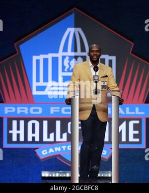 Canton, Vereinigte Staaten. August 2021. Isaac Bruce, ein 2020-er-Jahrgang, spricht während seiner Verankerung in der Pro Football Hall of Fame im Tom Benson Hall of Fame Stadium in Canton, Ohio am Samstag, den 7. August 2021. Foto von Aaron Josefczyk/UPI Credit: UPI/Alamy Live News Stockfoto