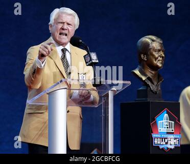 Canton, Vereinigte Staaten. August 2021. Jimmy Johnson, ein 2020-er-Jahrgang, spricht während seiner Verankerung in der Pro Football Hall of Fame im Tom Benson Hall of Fame Stadium in Canton, Ohio, am Samstag, den 7. August 2021. Foto von Aaron Josefczyk/UPI Credit: UPI/Alamy Live News Stockfoto