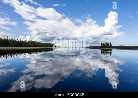 Typische finnische Seenlandschaft im Sommer in Finnland Stockfoto