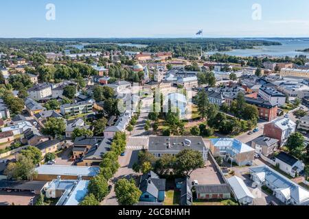 Skyline der Altstadt von Hamina in Finnland im Sommer. Luftdrohnenansicht. Stockfoto