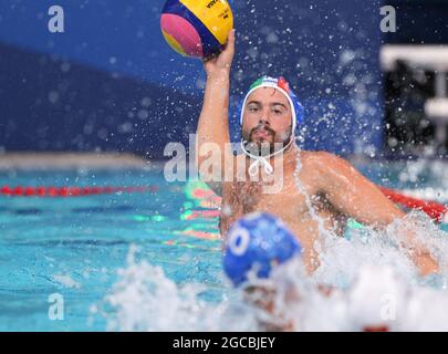 Tokio, Japan. August 2021. Nichola Presciutti aus Italien tritt beim 7.-8. Wasserball-Wettkampf der Männer zwischen Montenegro und Italien bei den Olympischen Spielen 2020 in Tokio, Japan, am 8. August 2021 an. Quelle: Wang Jingqiang/Xinhua/Alamy Live News Stockfoto