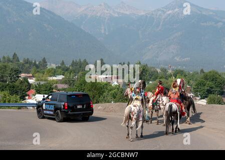 Nez Perce Riders in einer Prozession, die nach am'saaxpa im Wallowa Valley in Oregon zurückkehrt. Stockfoto