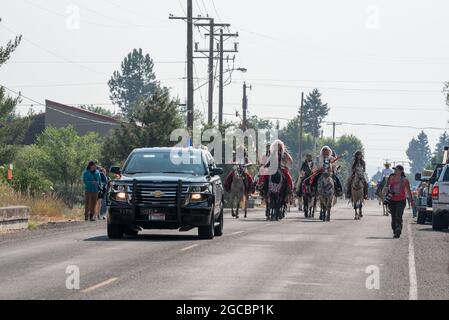 Nez Perce Riders in einer Prozession, die nach am'saaxpa im Wallowa Valley in Oregon zurückkehrt. Stockfoto