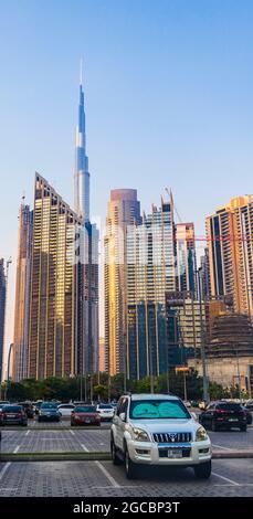 Dubai, VAE - 08.04.2021 - Burj Khalifa, das höchste Gebäude der Welt, umgeben von anderen modernen Gebäuden Stockfoto