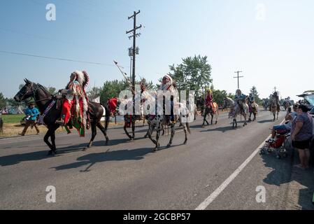 Nez Perce Riders in einer Prozession, die nach am'saaxpa im Wallowa Valley in Oregon zurückkehrt. Stockfoto