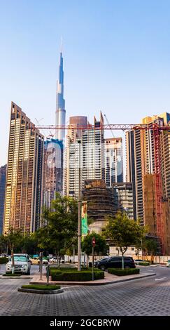 Dubai, VAE - 08.04.2021 - Burj Khalifa, das höchste Gebäude der Welt, umgeben von anderen modernen Gebäuden Stockfoto