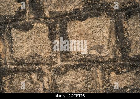 Alte Tempelmauer. Rechteckig ausgeschnittener Marmor Granit Ziegel realen Oberfläche Stein mit Zement. Muster grau Farbe rustikale Textur Hintergrund. Design-Website Stockfoto