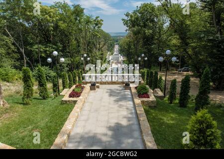 Draufsicht der Treppe mit Brunnen und Blumenbeeten im Kurpark der Stadt Scheleznovodsk - 7. August 2021 in Scheleznovodsk, Russland Stockfoto