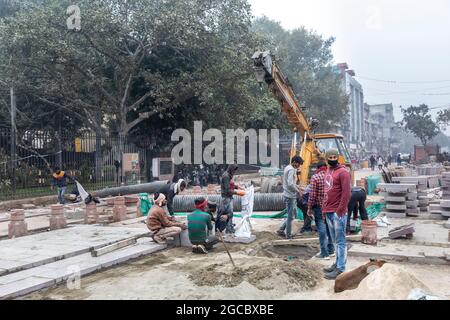 Blick auf die Umbauarbeiten im Gebiet Chandni Chowk im alten Delhi, bei denen der Kran für das schwere Heben von Material verwendet wird. Stockfoto