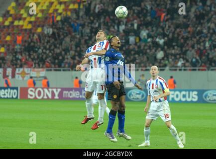 BUKAREST, RUMÄNIEN - 18. OKTOBER 2011: Sorin Frunza (L) von Otelul und Nani (R - Luis Carlos Almeida da Cunha) von United, aufgenommen während des UEFA Champions League-Spiel der Gruppe C zwischen Otelul Galati und Manchester United in der National Arena. Stockfoto