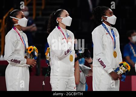 Tokio, Japan. August 2021. Mitglieder der US-amerikanischen Basketballmannschaft stehen bei der Preisverleihung bei den Olympischen Spielen in Tokio, Japan, am Sonntag, den 8. August 2021, für die Nationalhymne. Die USA gewannen Gold, Japan Silber und Frankreich die Bronze. Foto von Richard Ellis/UPI Credit: UPI/Alamy Live News Stockfoto