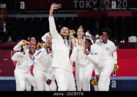 Tokio, Japan. August 2021. Mitglieder des US-amerikanischen Basketballteams posieren für ein Selfie nach der Preisverleihung bei den Olympischen Spielen in Tokio, Japan, am Sonntag, dem 8. August 2021. Die USA gewannen Gold, Japan Silber und Frankreich die Bronze. Foto von Richard Ellis/UPI Credit: UPI/Alamy Live News Stockfoto