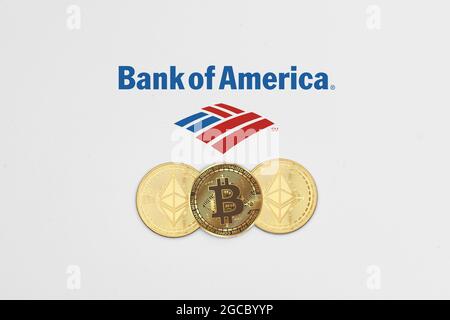 Taschkent, Usbekistan - 2. April 2021: Bitcoin- und Ethereum-Kryptowährungsmünzen auf dem Logo der Bank of America. Symbol für das Ausrollen von Bitcoin Stockfoto