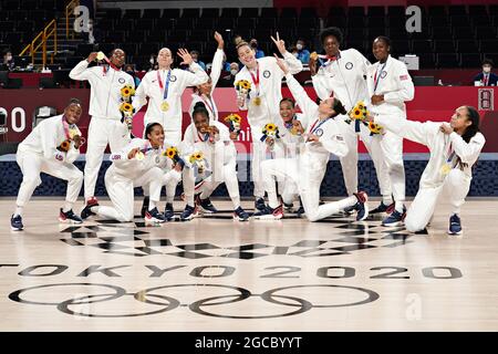 Tokio, Japan. August 2021. Mitglieder des US-amerikanischen Basketballteams posieren gemeinsam nach der Preisverleihung bei den Olympischen Spielen in Tokio, Japan, am Sonntag, dem 8. August 2021. Die USA gewannen Gold, Japan Silber und Frankreich die Bronze. Foto von Richard Ellis/UPI Credit: UPI/Alamy Live News Stockfoto