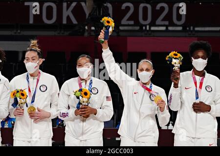 Tokio, Japan. August 2021. Mitglieder des US-amerikanischen Basketballteams feiern am Sonntag, den 8. August 2021, während der Preisverleihung bei den Olympischen Spielen in Tokio, Japan. Die USA gewannen Gold, Japan Silber und Frankreich die Bronze. Foto von Richard Ellis/UPI Credit: UPI/Alamy Live News Stockfoto