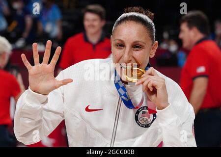 Tokio, Japan. August 2021. Diana Taurasi von der US-amerikanischen Basketballmannschaft posiert mit ihren Goldmedaillen nach der Preisverleihung bei den Olympischen Spielen in Tokio, Japan, am Sonntag, dem 8. August 2021. Die USA gewannen Gold, Japan Silber und Frankreich die Bronze. Foto von Richard Ellis/UPI Credit: UPI/Alamy Live News Stockfoto