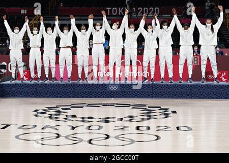 Tokio, Japan. August 2021. Mitglieder des US-Basketballteams für Frauen stehen am Sonntag, den 8. August 2021, bei der Siegerehrung der Olympischen Spiele in Tokio, Japan, auf dem Podium. Die USA gewannen Gold, Japan Silber und Frankreich die Bronze. Foto von Richard Ellis/UPI Credit: UPI/Alamy Live News Stockfoto