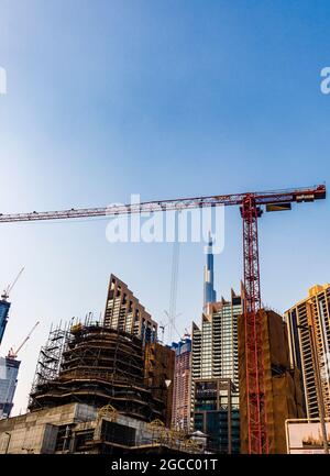 Dubai, VAE - 08.04.2021 - Burj Khalifa, das höchste Gebäude der Welt, umgeben von anderen modernen Gebäuden Stockfoto