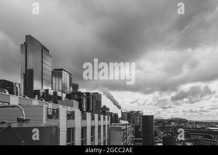 Stadtbild von Seattle mit dunklen Wolken und dunklem Dampf, der aus dem Rauchschwaden aufsteigt Stockfoto