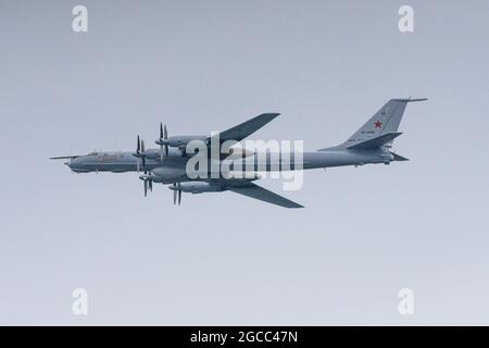 St. Petersburg, Russland, 25. Juli 2021 Militärparade, TU-95 sowjetischer und russischer Turboprop strategischer Bomber Bär im Flug Stockfoto