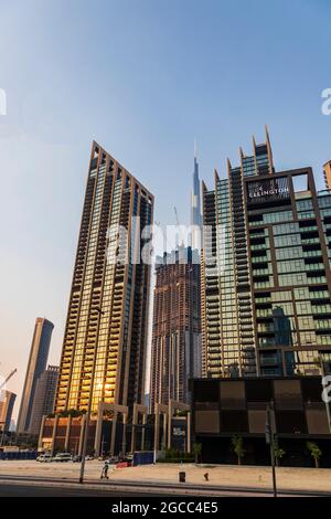 Dubai, VAE - 08.04.2021 - Burj Khalifa, das höchste Gebäude der Welt, umgeben von anderen modernen Gebäuden Stockfoto