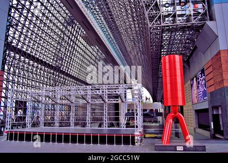 Blick auf den Bahnhof von Kyoto von der „Daikaidan“ Grand Stairway, Kyoto, Japan Stockfoto