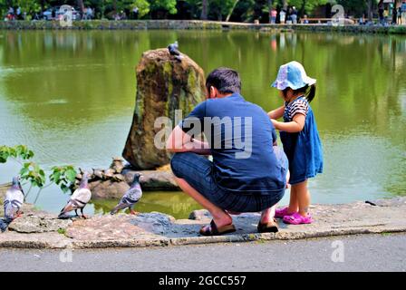 Familienzeit vor dem Sarusawaike Pond, Nara, Japan Stockfoto