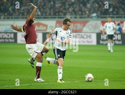 BUKAREST, RUMÄNIEN - 20. OKTOBER 2011: Miroslav Radovic (R) aus Legia, aufgenommen während des UEFA Europa League-Spiel der Gruppe C zwischen Rapid Bucuresti und Legia Warszawa in der Nationalarena. Stockfoto