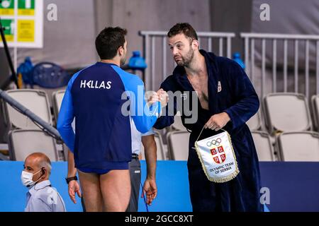 TOKIO, JAPAN - 8. AUGUST: Ioannis Fountoulis aus Griechenland, Filip Filipovic aus Serbien während des Olympischen Wasserball-Turniers 2020 in Tokio am 8. August 2021 im Tatsumi Waterpolo Center in Tokio, Japan (Foto: Marcel ter Bals/Orange Picles) Stockfoto