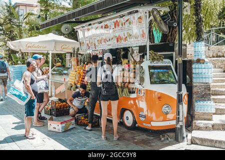 Antalya, Türkei - 2. August 2021: Straßen der Altstadt von Kaleici. Saftbar mit alkoholfreien Getränken für Touristen und Urlauber. Sehenswürdigkeiten, Erholung und Reisen in Antalya. Hochwertige Fotos Stockfoto