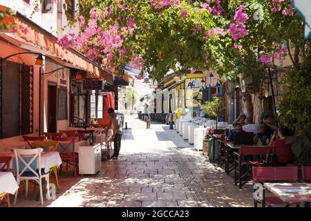 Antalya, Türkei - 2. August 2021: Straßen der Altstadt von Kaleici. Straßencafés und Geschäfte für Touristen. Sehenswürdigkeiten, Erholung und Reisen in Antalya. Hochwertige Fotos Stockfoto